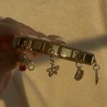 Naomi ατσάλινο  Χρυσό βραχιόλι με charms
